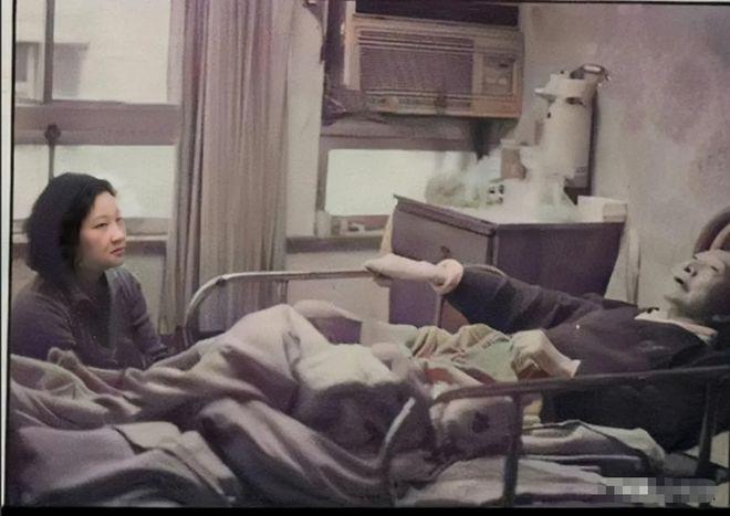 这是一张非常罕见的名人弥留之际的照片，镜头中的人正是武侠小说大师古龙，当时他才4