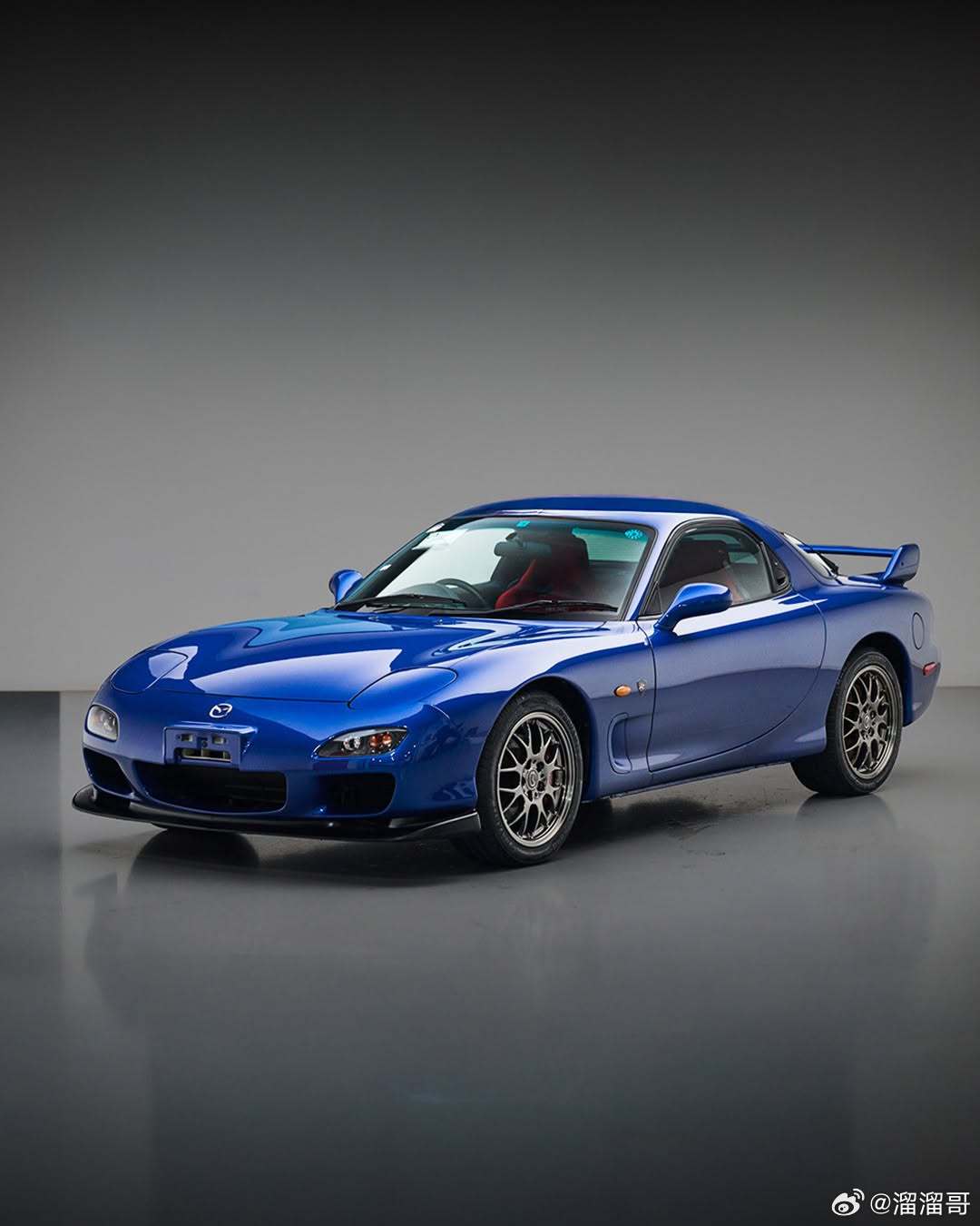 这是一台正在拍卖的2002款马自达RX-7 Series 8 Spirit R 