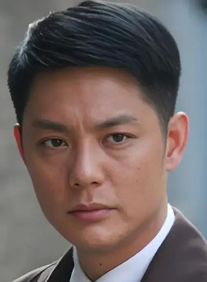 “净身出户”有时不是担当，是急于清空旧账本。
21年婚姻解体，他放弃财产和孩子抚