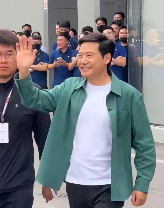 雷总来徐州彭城给首批澎程车主开车门啦！！！独属于雷总和米粉的双向奔赴ദ്ദ˃ ᵕ