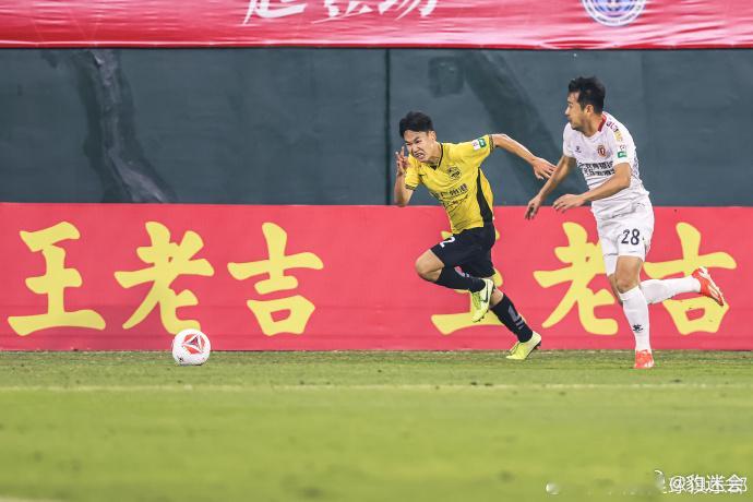     杨浩，2004年7月13日出生于湖北省黄石市。身高176cm，司职边前卫