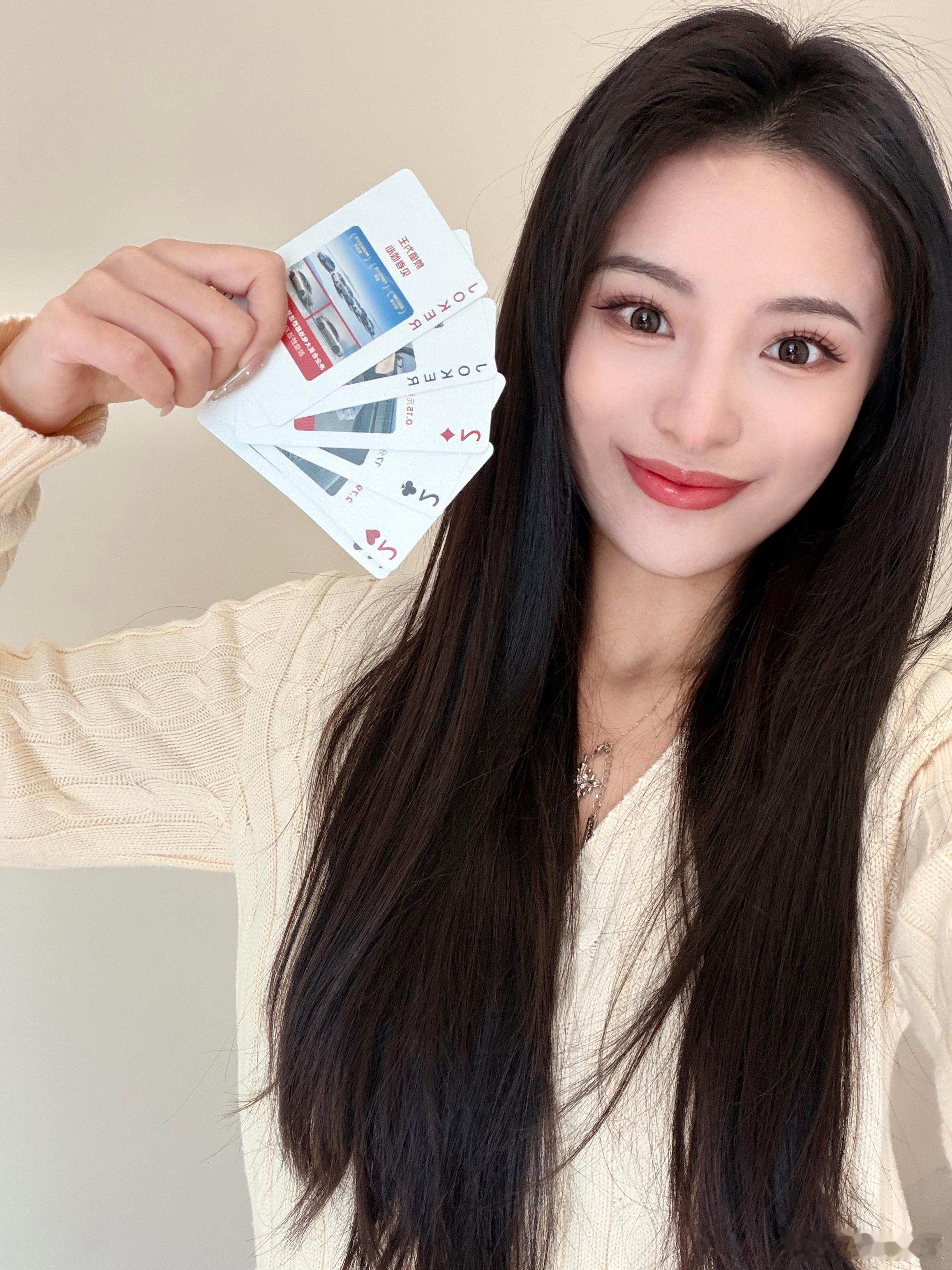 这把我出“两个王四个2”，阁下该如何应对～东风日产的新年礼太能整活了，先是“大红