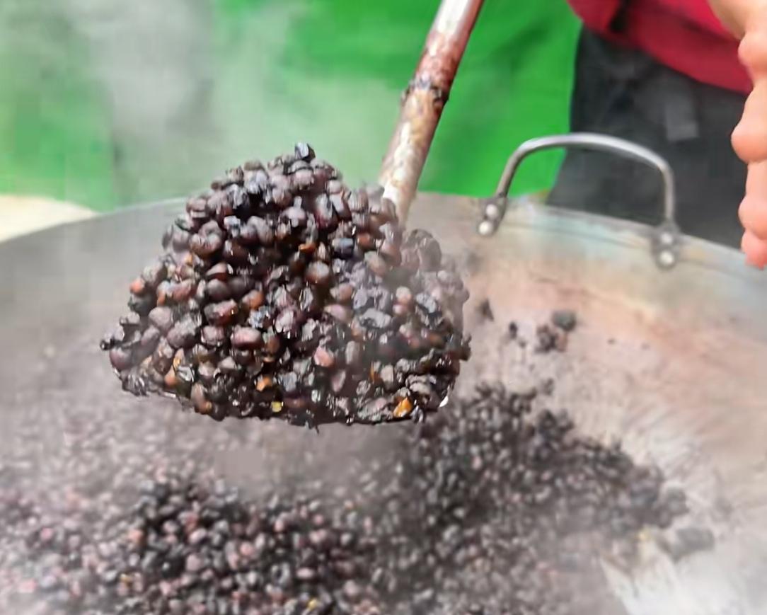 为什么自己煮的八宝粥没有饭店做的好吃。
      今天才知道红豆是需要炒的，黑