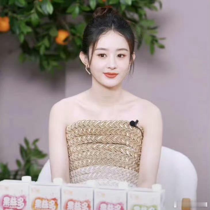 赵丽颖坐在那儿体态有点虐了，是有点驼背吗？ ​​​