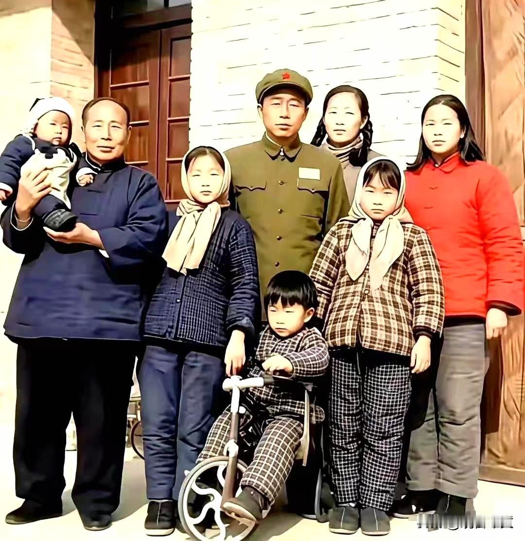 历史时光；
1954年，开国上将彭绍辉与家人在北京东城小牌坊胡同的珍贵合影 ​​