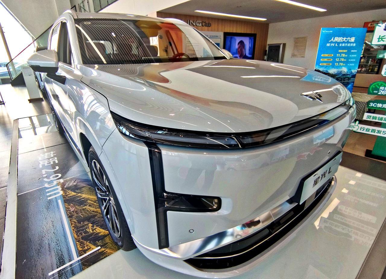 10级大六座插混SUV《星光L》
   上汽通用五菱旗下，一款全新星光L正式上市