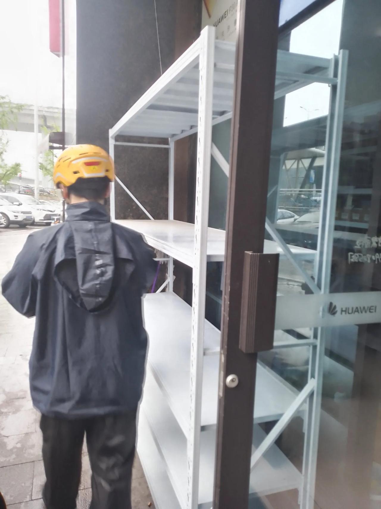 我抬头一望，原来是美团药房，想不到美团也卖药了，里面的药箱药膏药盒黑压压的一片，