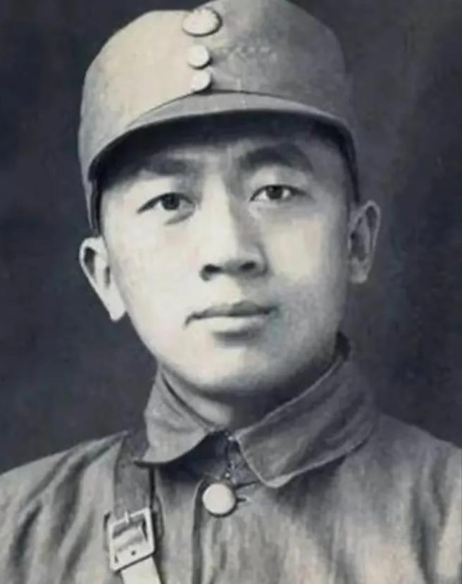 [太阳]1942年，警卫递给粟裕一包烟，没想到粟裕看到烟盒和里面的字顿时脸色大变