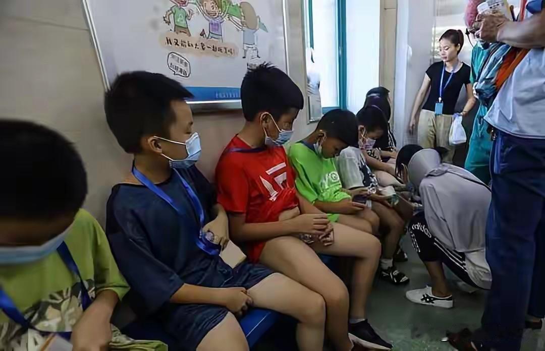 今早，我碰到楼上邻居带着儿子下楼，便顺口问道：“这是要去哪儿呀？”他回答说：“孩