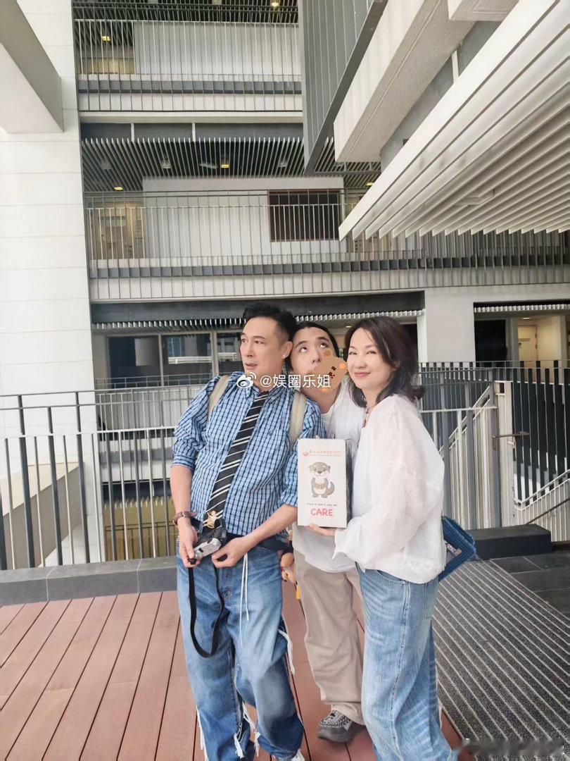 吴镇宇儿子费曼晒高中毕业照来自费曼微博原文：谢谢我的亲人🐟与🐯，我嬷嬷外婆外