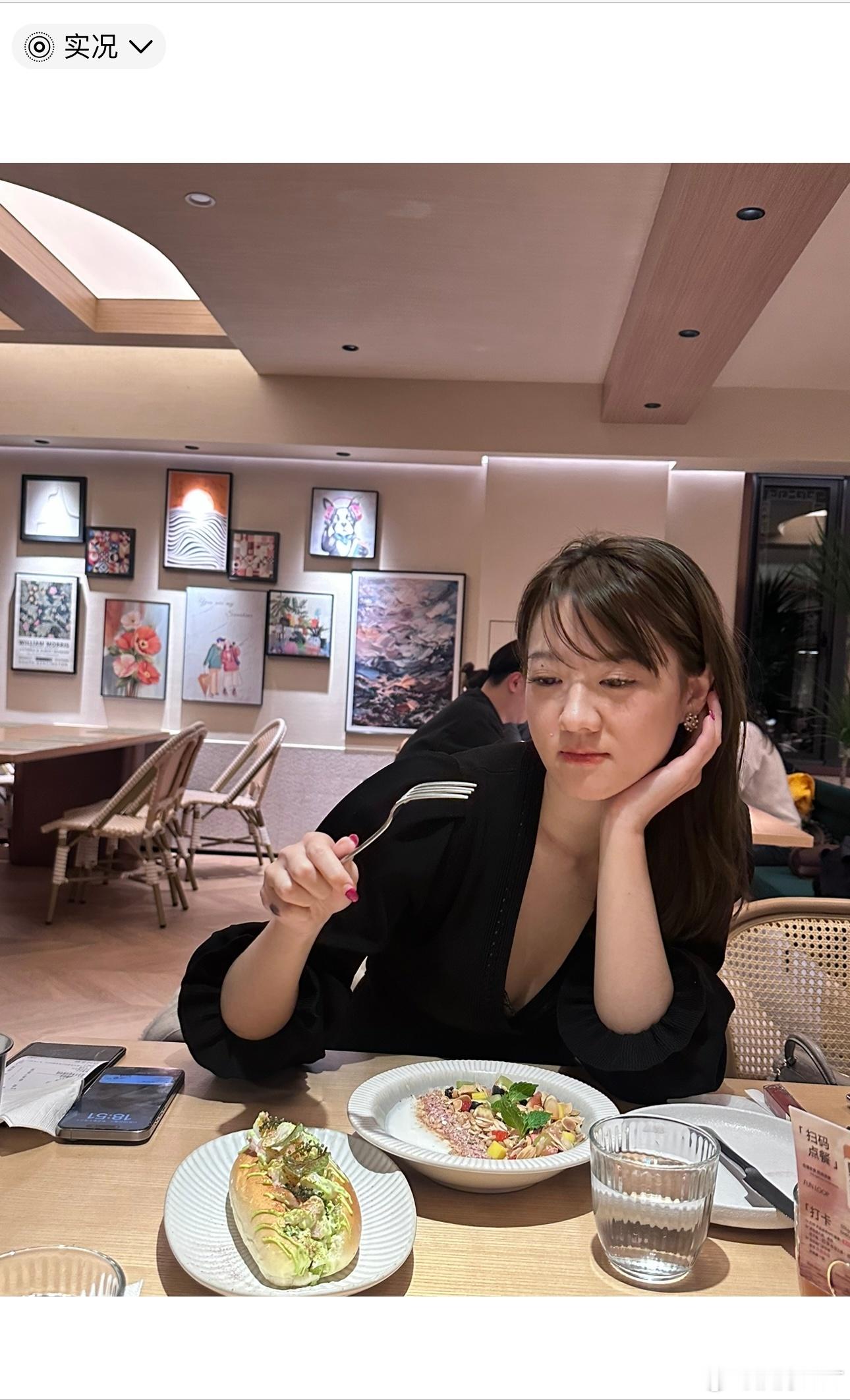 夸夸YSL粉气垫 对混油瑕疵皮非常友好 在之前上一点轻薄的粉底更持妆 出门永远不