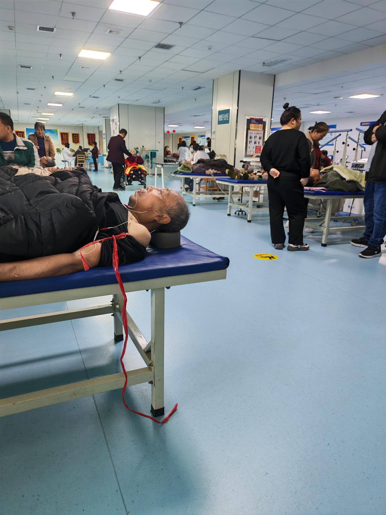 人满为患啊。今年进入午丙离火年。春季的高血压心脑血管疾病特别多。我老父亲脑溢血，