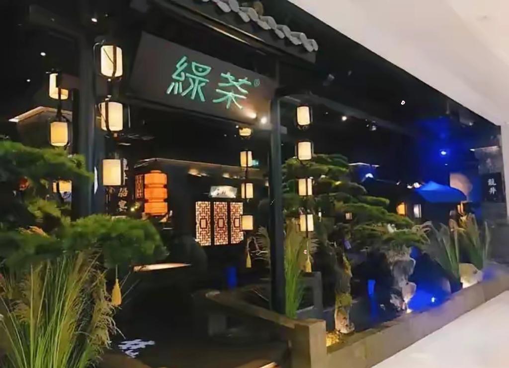 数十家连锁餐厅的老板被蒙在鼓里整整几个月。
​​直到海鲜开始成批死亡，员工群里有