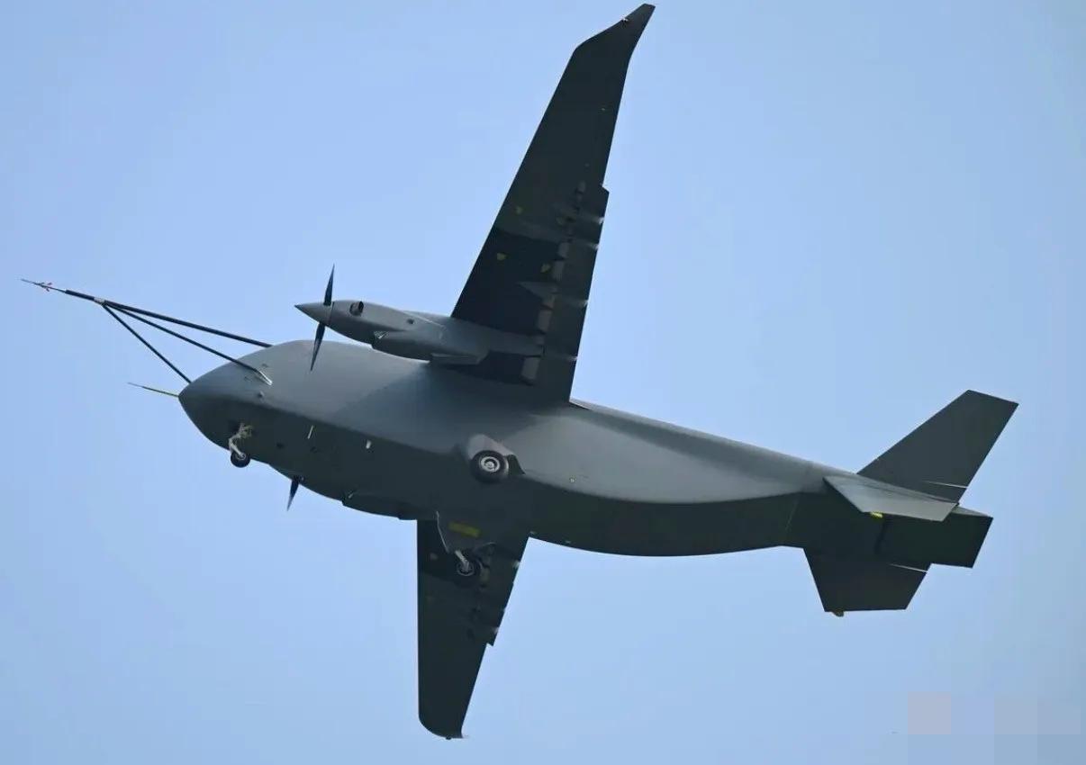 联合早报昨天写道：“中国的长鹰-8无人机的最大载荷可以装一枚鹰击-12反舰导弹弹