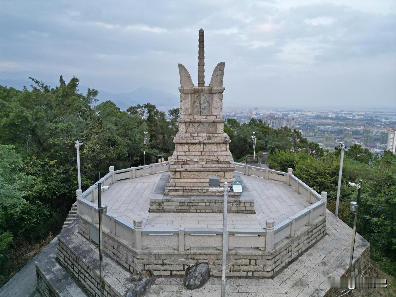 【为了这座千年宝箧印古塔，值得高铁专门停留】
福建仙游县枫亭镇塔斗山上的天中万寿