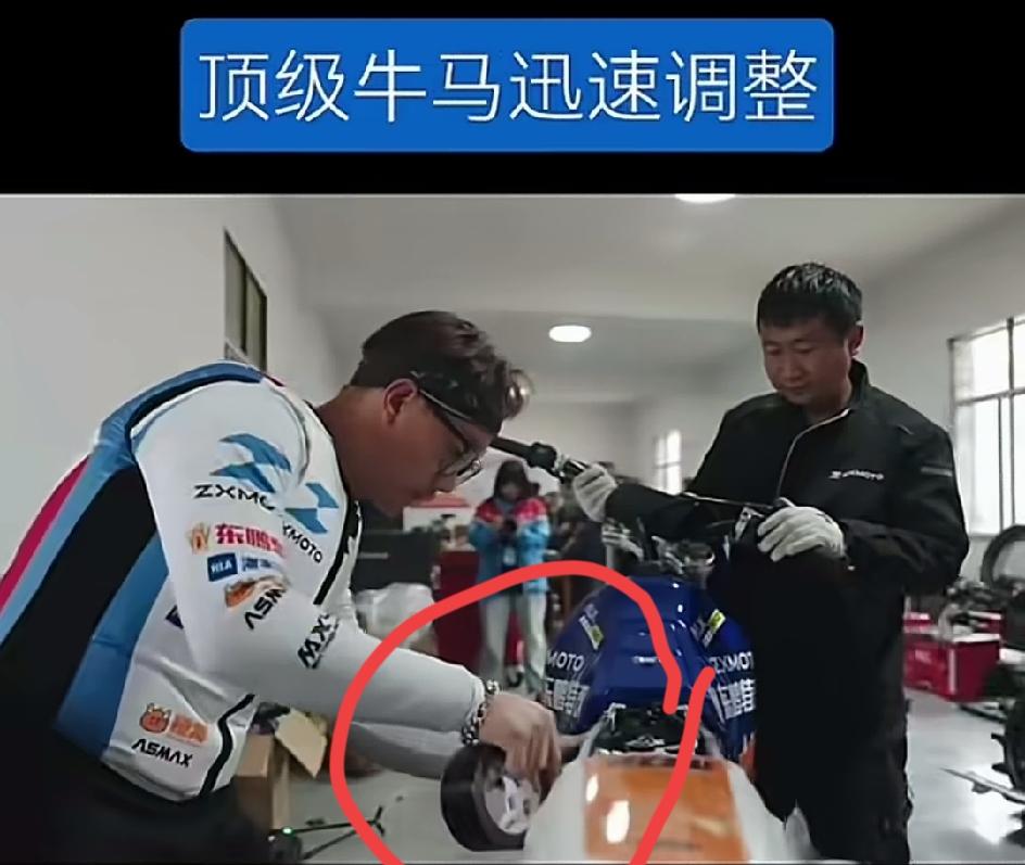万万没想到，
张雪测试完回来，修车的东西居然不是焊接也不是强力胶水。
而是用的黑