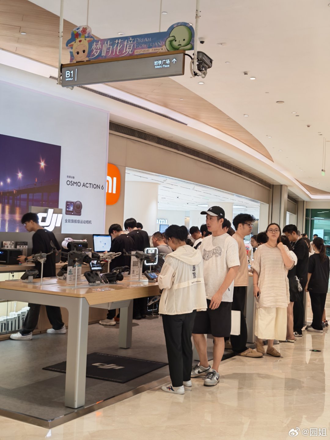 大疆的柜台人好多了，想挤进去看看都进不去