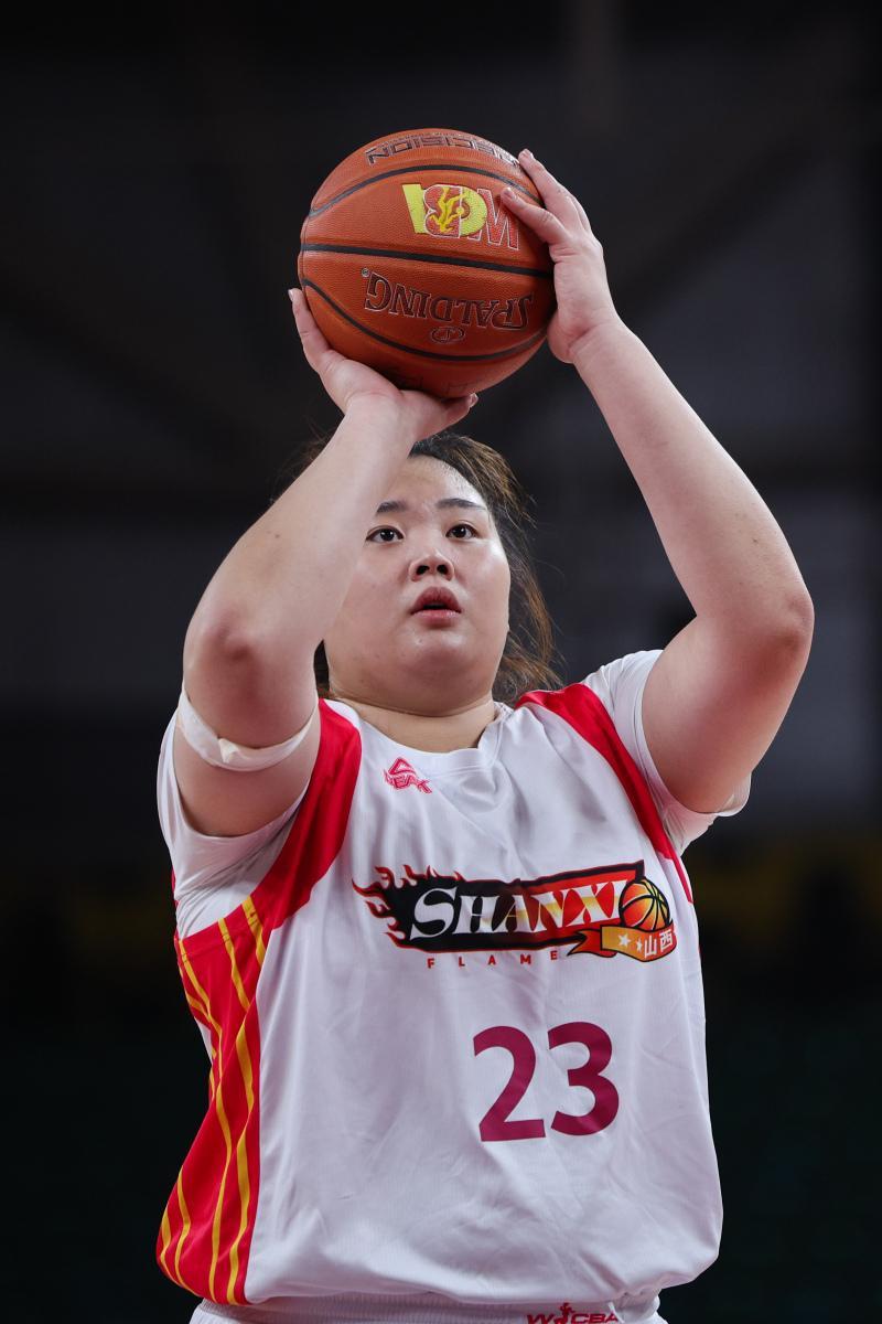 刘禹彤落选中国女篮12人大名单，真的太可惜了。她身高2米01，有着很强的内线优势