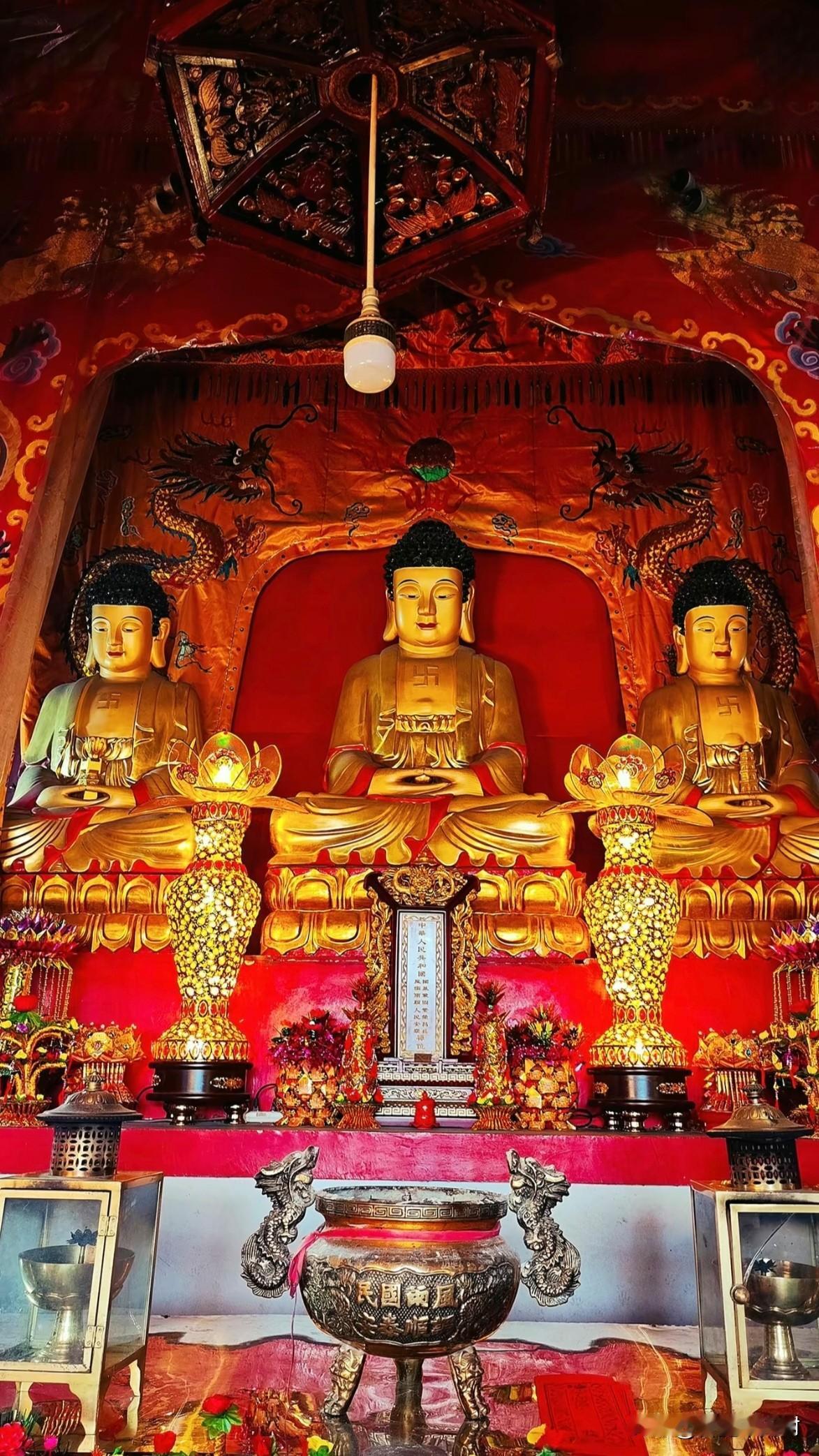 走进三宝佛殿，终于懂了“三世同堂”里藏的人生答案
 
跨进殿门的那一刻，心一下子