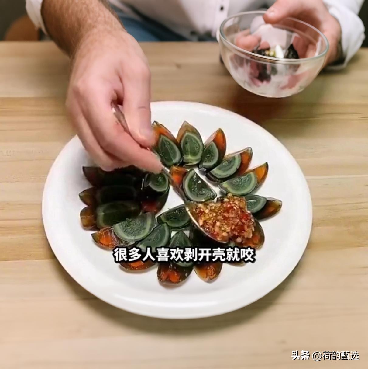 央视终于发声了！皮蛋不是毒蛋，但3类人千万别碰！

家家户户夏天都爱来一盘凉拌皮