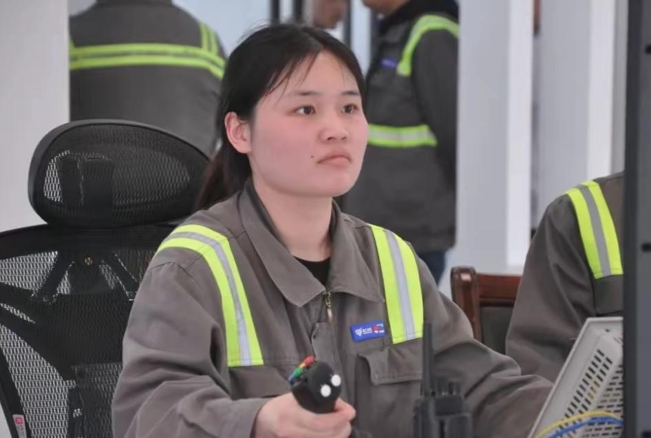 28岁211法学女毕业生李丽，考公失败、做实习律师工资低微，最终不去律所不考法院