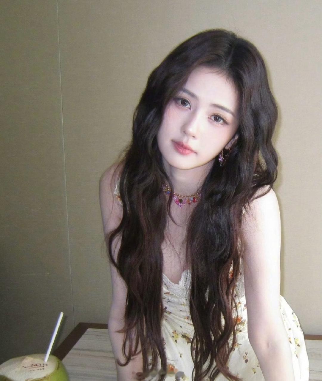 白鹿不是很励志吗白鹿争议焦点 网友说白鹿争议焦点不是她的学历，是她的三级演员职称