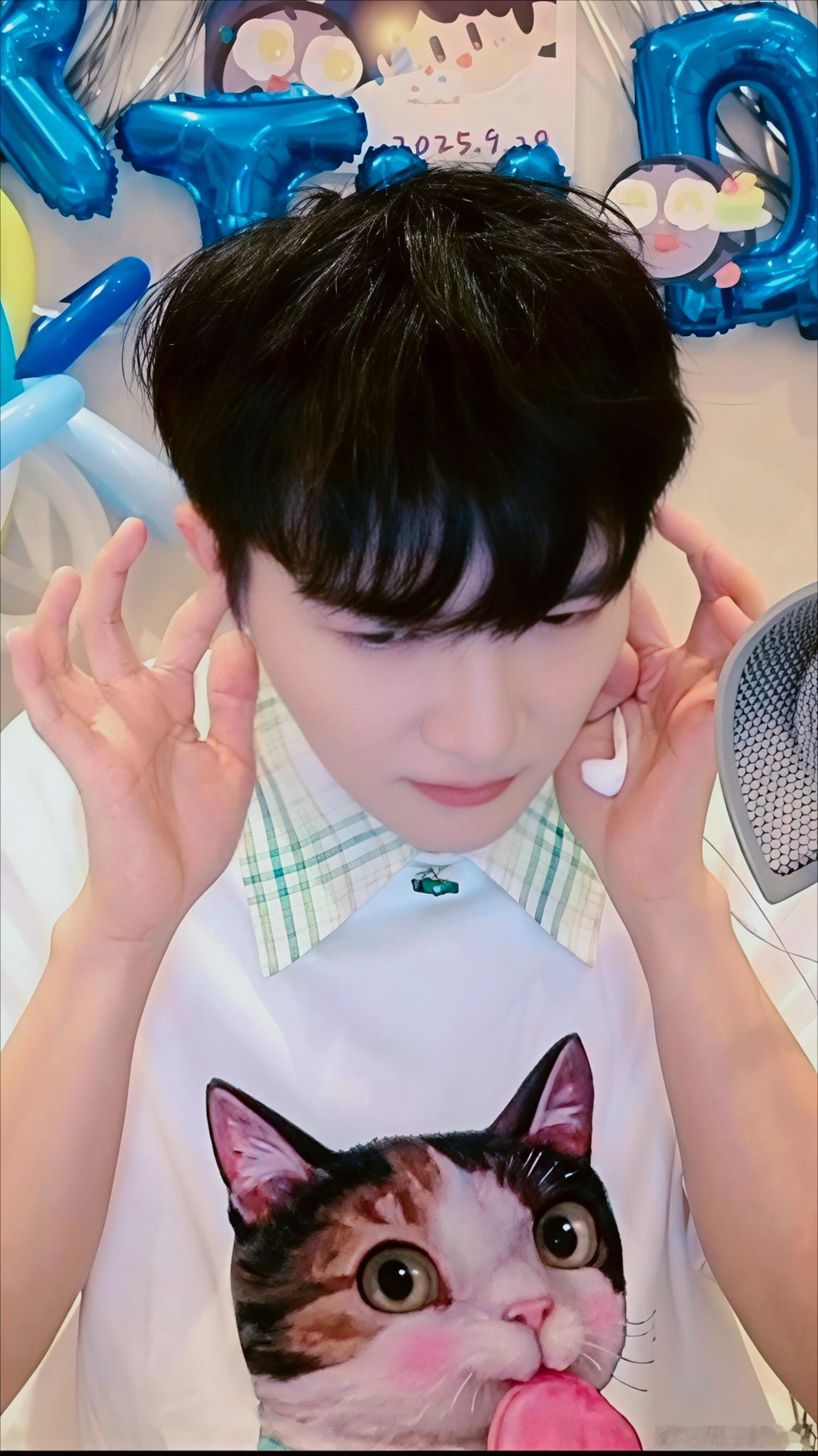 周深  周深新歌谜宫 【圈宝和米说晚安】看光倾斜一度，染红那未知的梦，飘荡的夜色