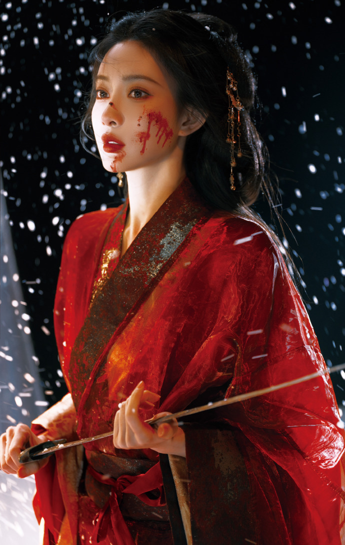 孟子义披袍抚长剑  孟子义说的下次来了  孟子义新大片惊艳亮相，披袍执剑，染血英