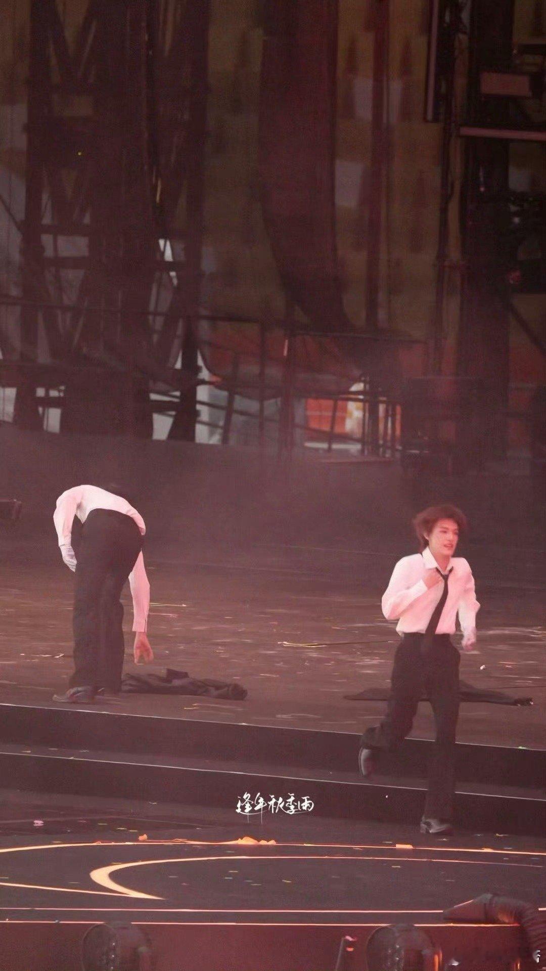 张极帮张泽禹捡外套张极帮张泽禹捡外套了 这一幕真的太戳人了！下意识的照顾最是动人