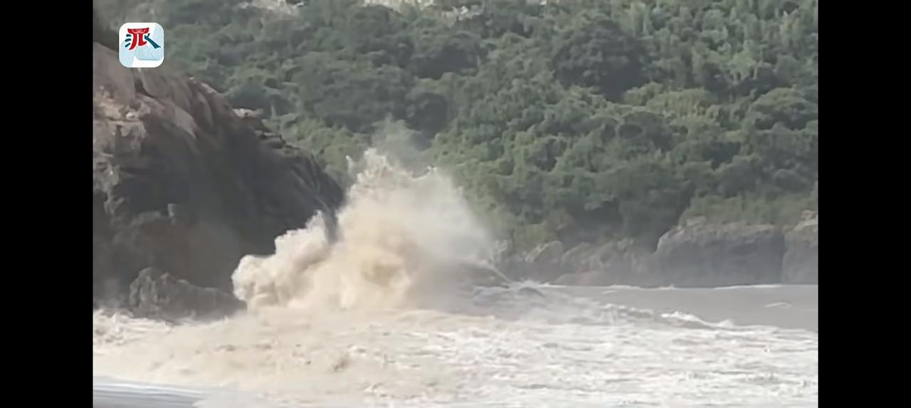 台风“巴威”逼近，宁波海边那景象，简直太震撼了，惊涛骇浪拍打着海岸，一看就是暴风