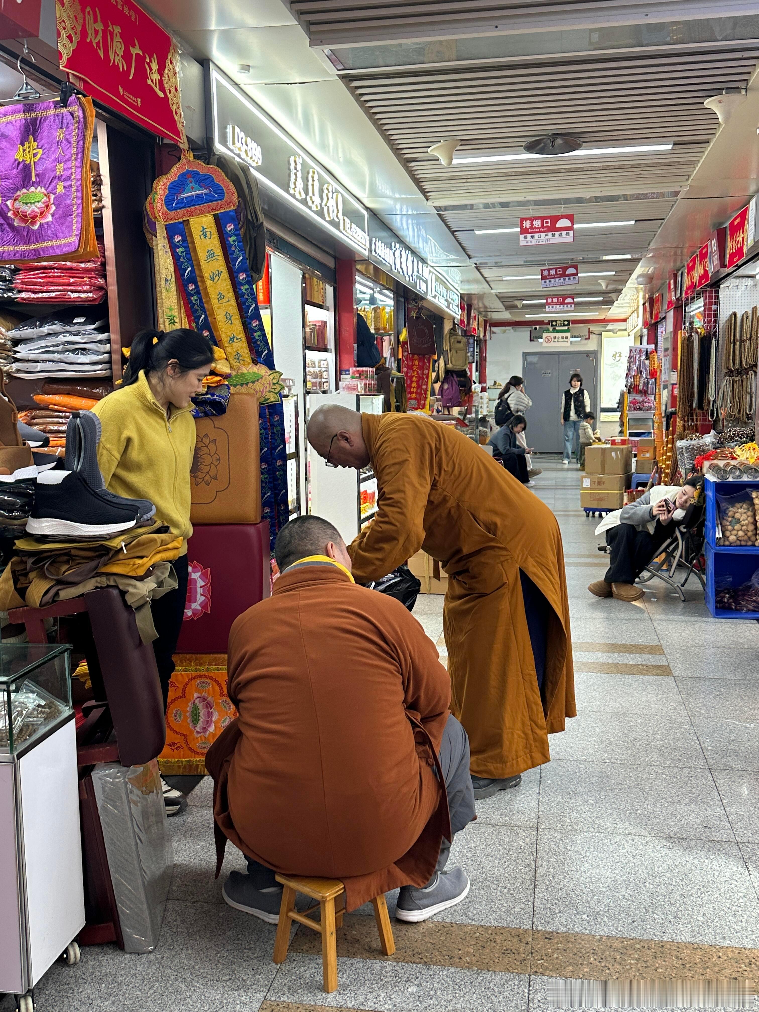 新年了师傅又来义乌进货了，临近新年一些新年类目的产品需求越来越高今天应客户需求来