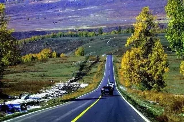 人这一辈子，一定要走一次高速公路穿越天山！

在广袤的新疆大地，天山山脉如巨龙横