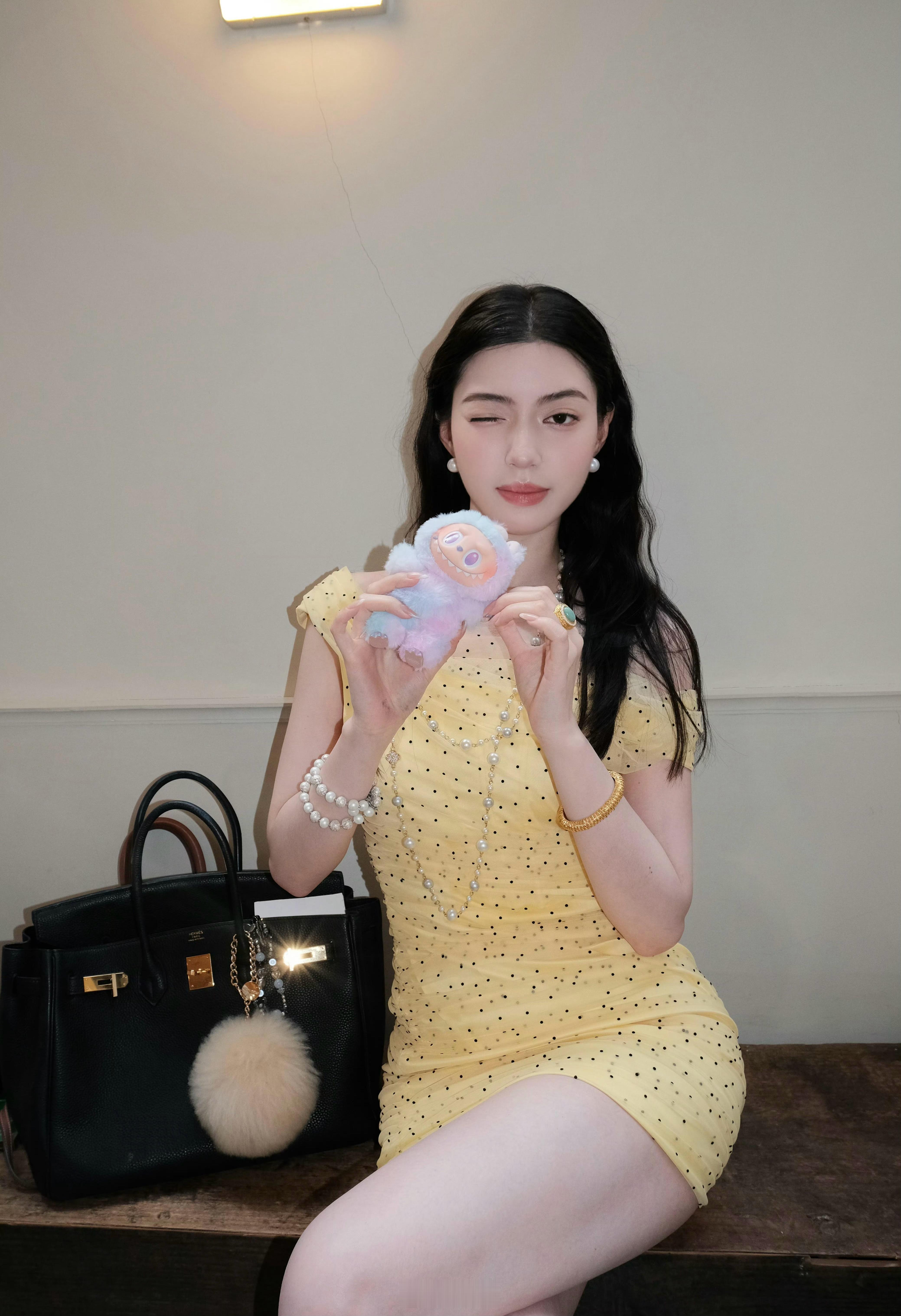富人新标识：用最新款ProMax版iPhone同时手上有labubu。泡泡玛特1