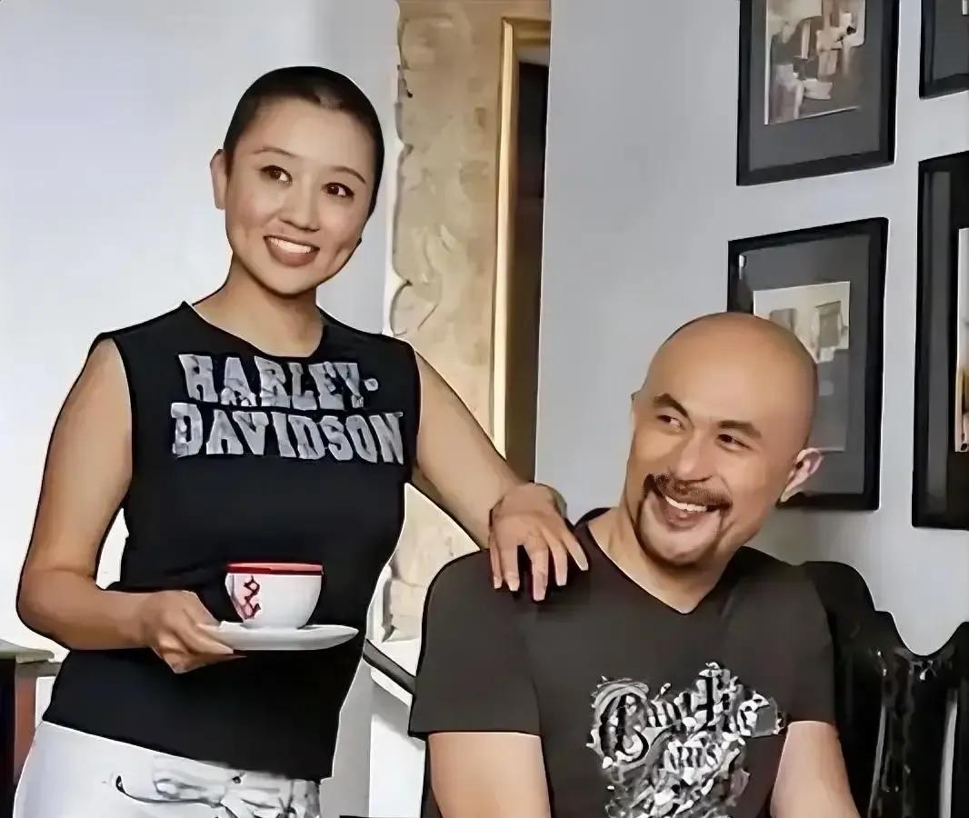 徐锦江在云南机场一眼锁定穿军装的殷祝平，当场托人问电话，半年后才搭上话。
三个月