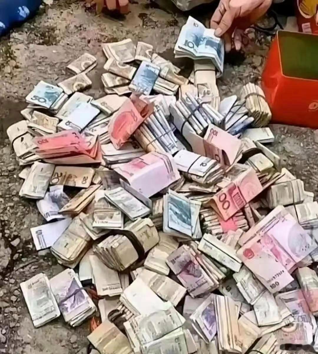今天收废品，收着个旧木箱子。开箱那一下，我手直接抖了。箱子里头，居然塞了好多钱。