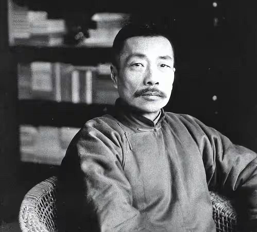 说鲁迅后台硬，其实并不是说他祖上有多阔，或者哪个军阀是他亲表哥。鲁迅这辈子最大的