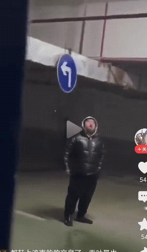 看着往外喷的气势，就知道酒量非凡！绝对是踩着箱喝的主！大家觉得哪个地方的，能有这