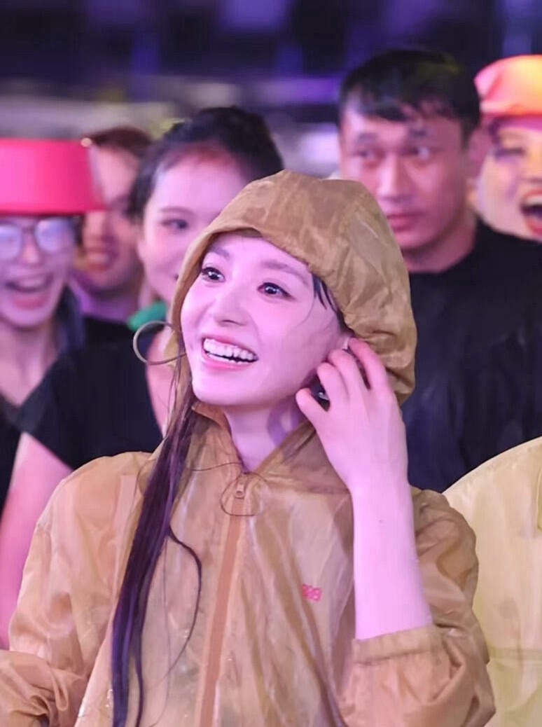 田曦薇泼水后更美了田曦薇泼水前后反差褪去精致包装，水花沾湿发丝贴在脸颊，没有刻意
