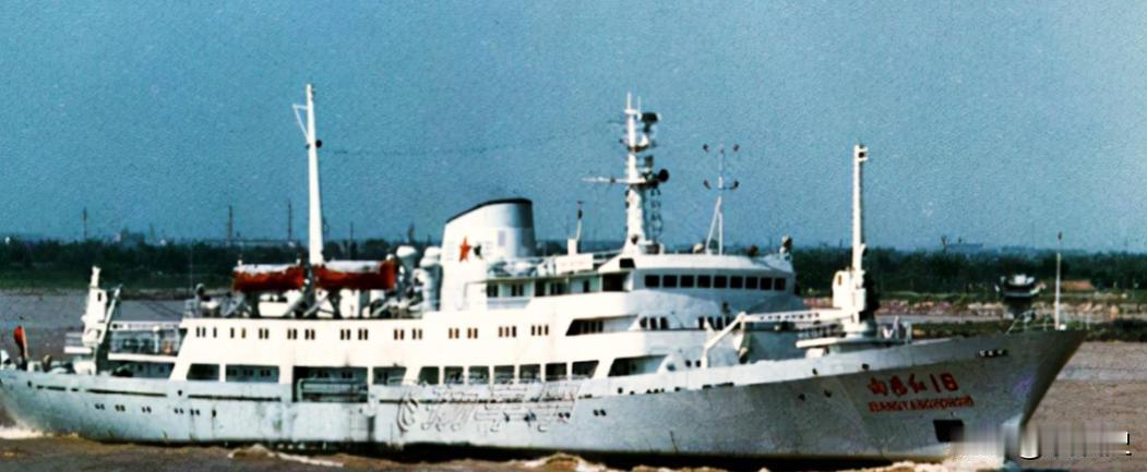 1993年，中国科考船遭到韩国货轮暴力撞击，船体被拦腰撞断后沉入大海。船上的10