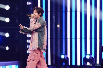 符龙飞新年第一天找自己 这一年，有符龙飞的歌伴随，我相信每一个道别旧年的瞬间，我