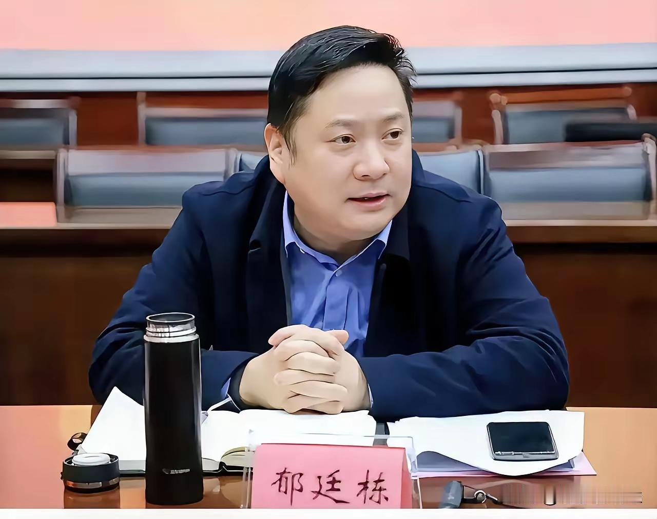 有会相面的吗？这俩色迷迷的货连道貌岸然都算不上，虽然没看到表和裤腰带，但那个黑乎