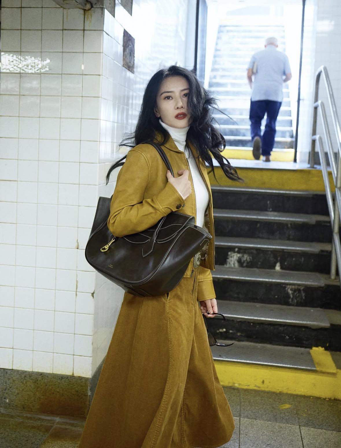 高圆圆纽约地下通道大片，有港风那味了。
近期，高圆圆正在纽约参加时装周活动，经常