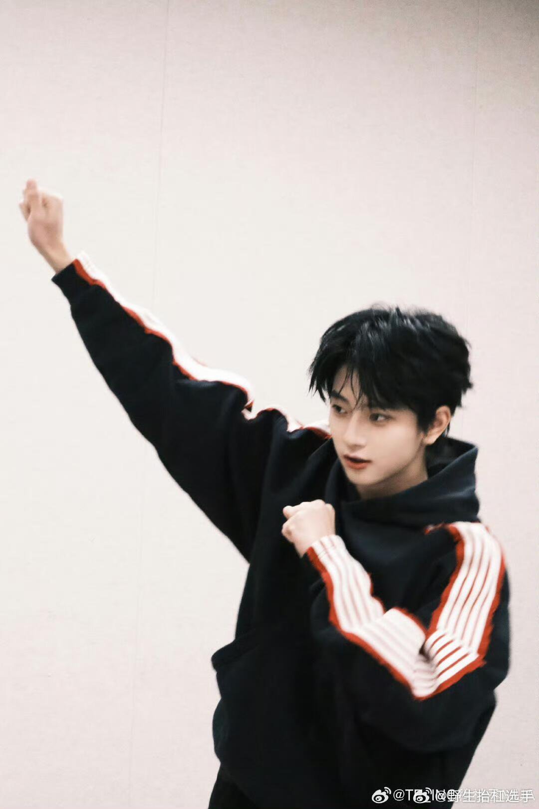 怎么有个财神爷接机穆祉丞穆祉丞机场接机现场太热闹了，人群里突然出现财神爷举着相机