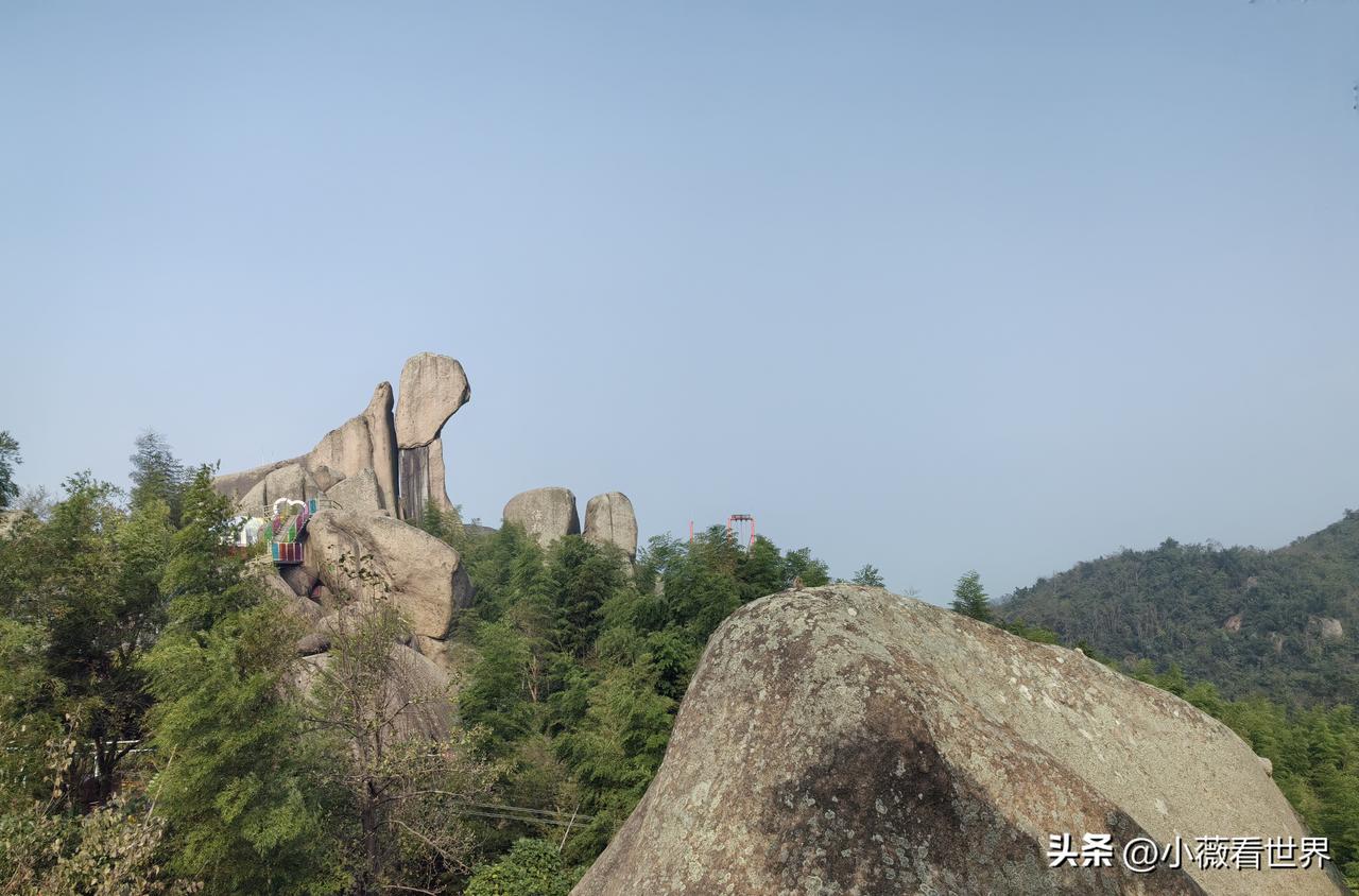 一路向北，大巴在高速上飞奔，安徽巨石山到了！

巨石山，山如其名，以火山形成的巨