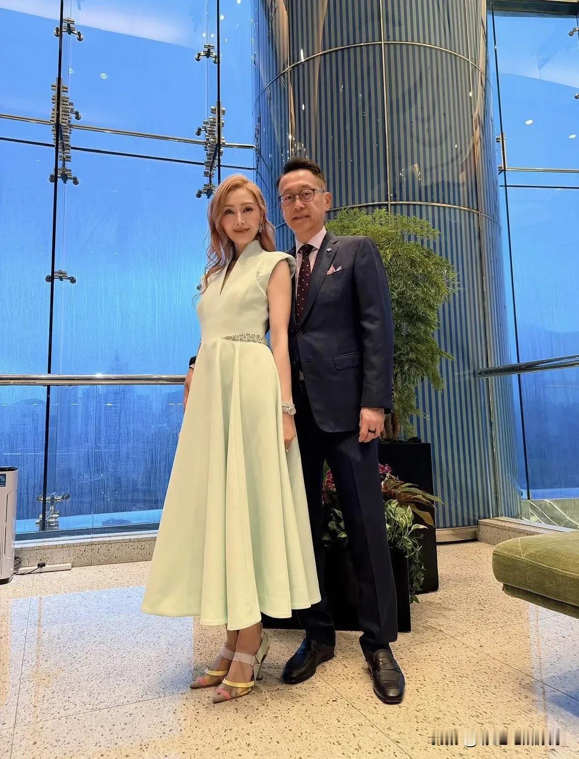 56岁李嘉欣又来秀恩爱了，端午节李嘉欣晒和老公许晋亨合影，李嘉欣一头黄色卷发贵气