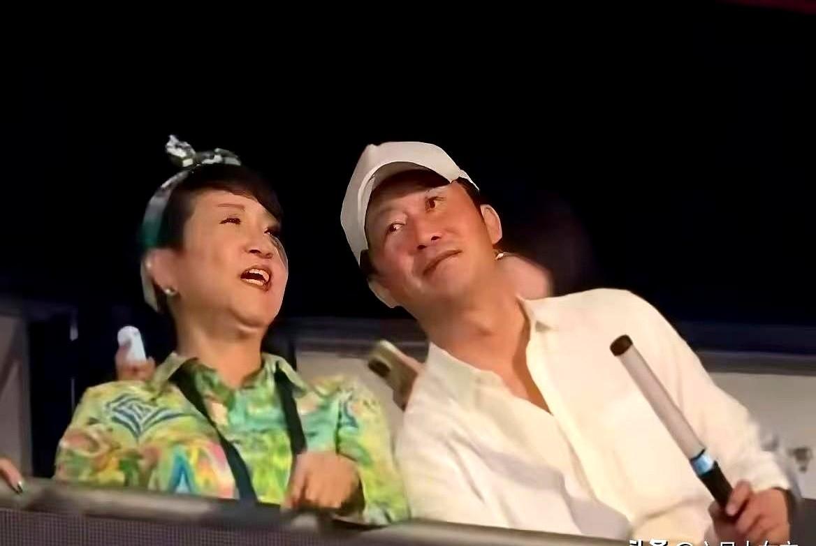 春节档刚又爆了一把

谢霆锋鸟巢演唱会，吴京竟和他妈坐一块儿热聊，这画面谁见过？