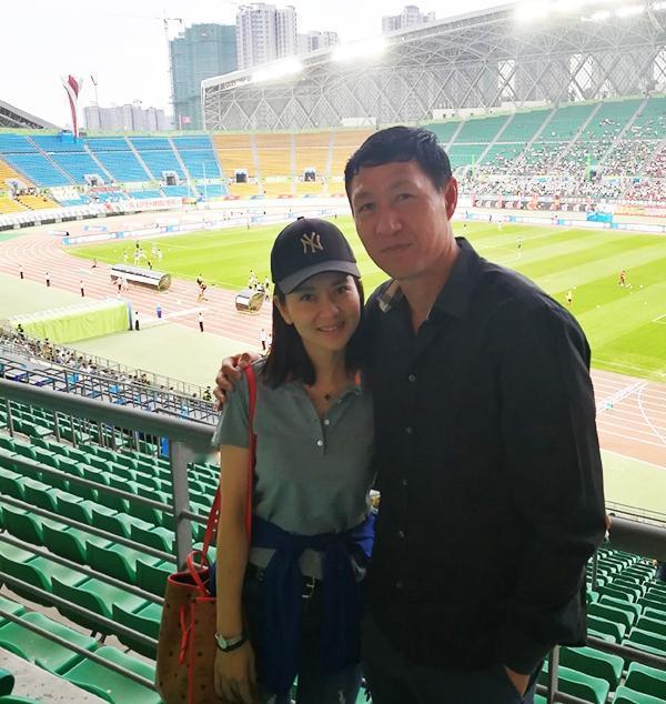 2001年，国足黎兵与妻子离婚，转身与歌手甘萍恋爱，外界纷纷指责甘萍是第三者，插
