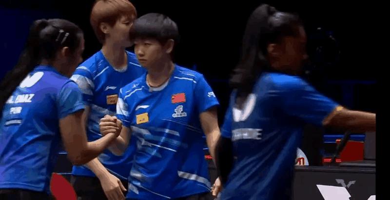 在美国WTT支线赛女双比赛中
海产姐妹组合以3比0的比分强势获胜
有趣的是莎莎的