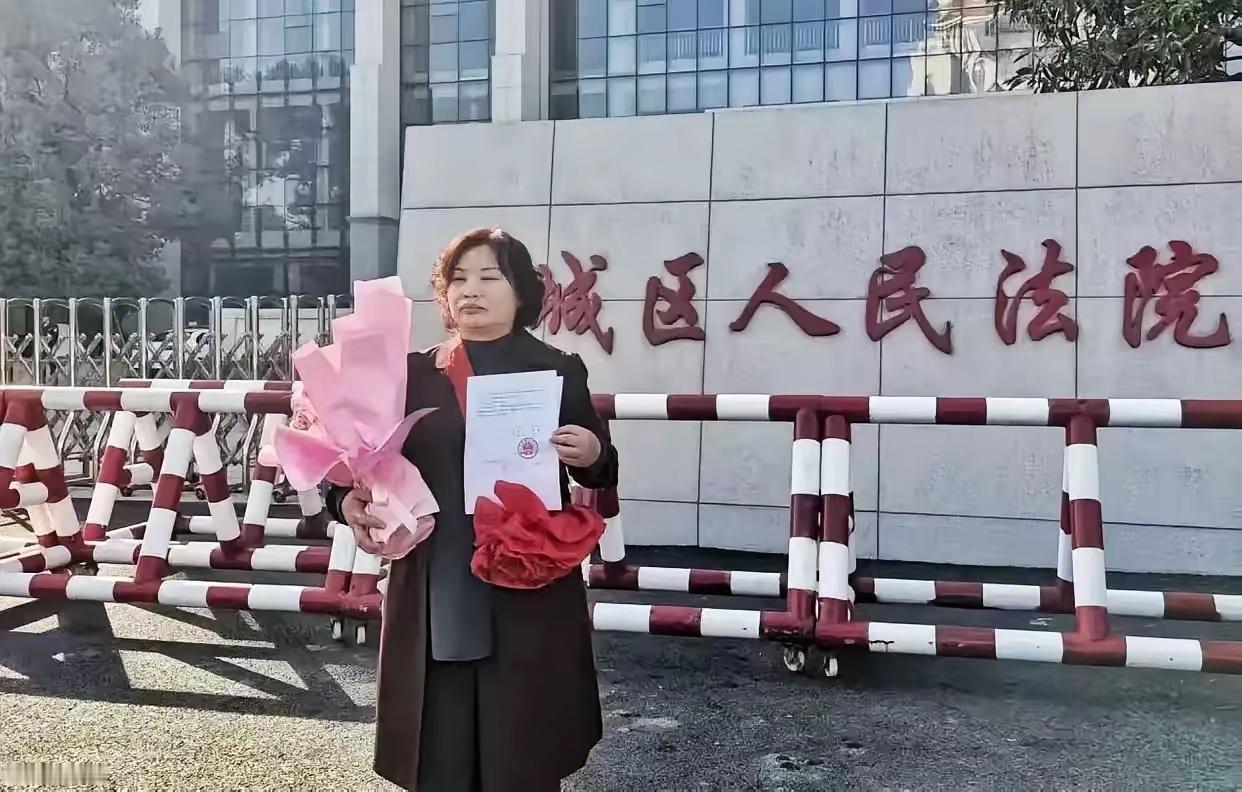 她等了九年，无罪了。
国家赔了171万，她却不服。
七年铁窗，她拒绝认罪，放弃减