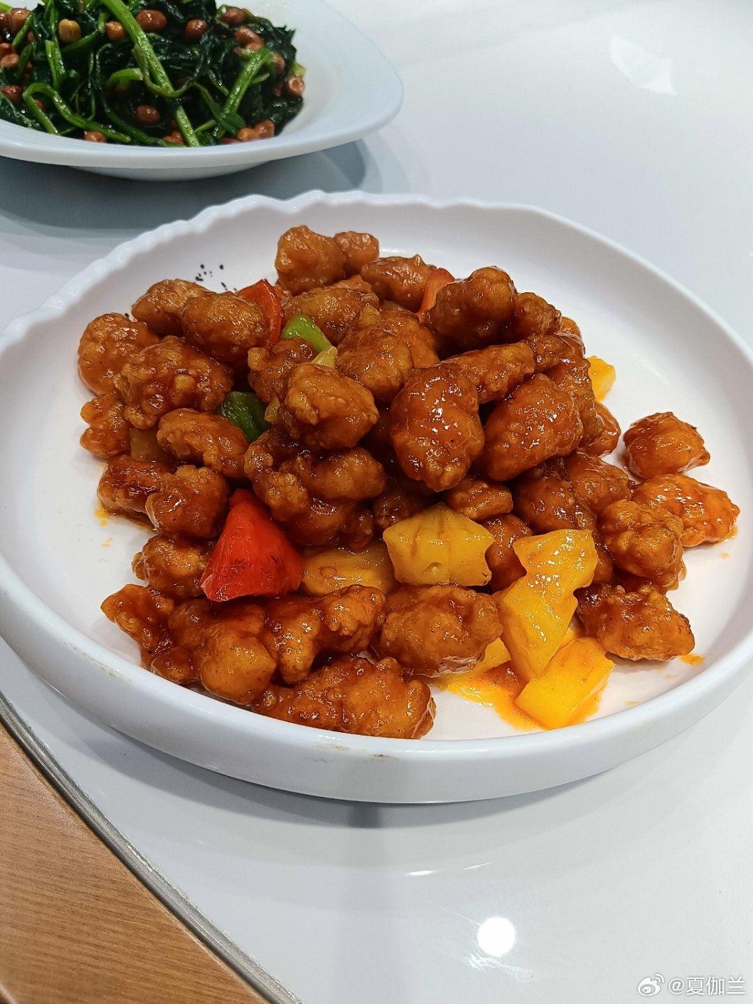 两个朋友买房，一个买老西城学区两居室老小区，一个买南五环内第四代住宅三室两厅，他
